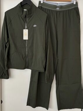 NWT Women’s 2 Piece Luxury OliveTracksuit Sweatsuit Size XL